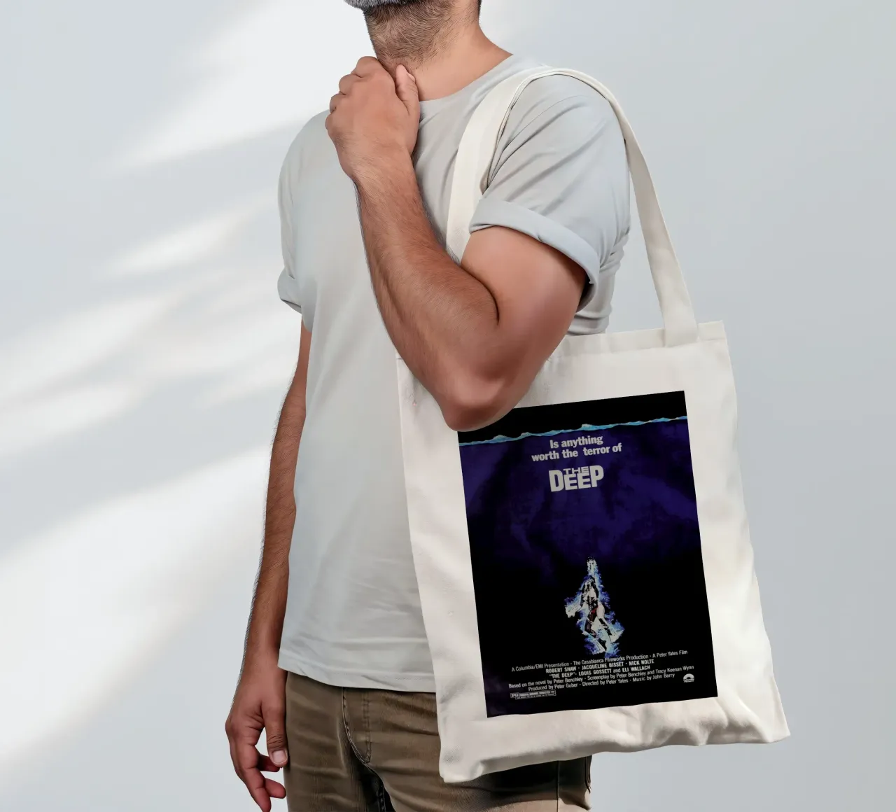 ‘The Deep’ Retro Movie Poster tote bag de Gallery Print and Art Limited