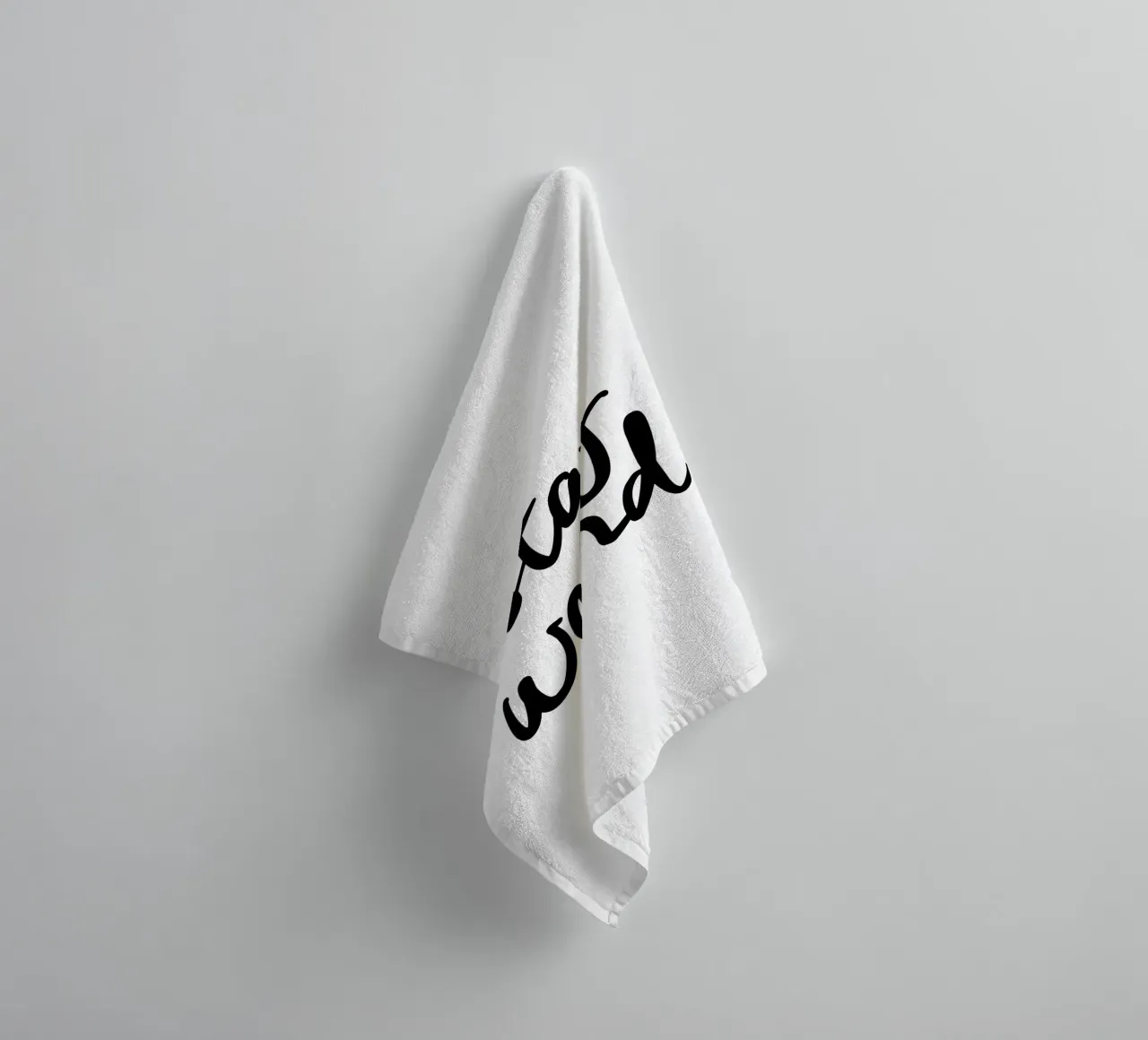 Blijf raar badhanddoek van THE MOTIVATED TYPE