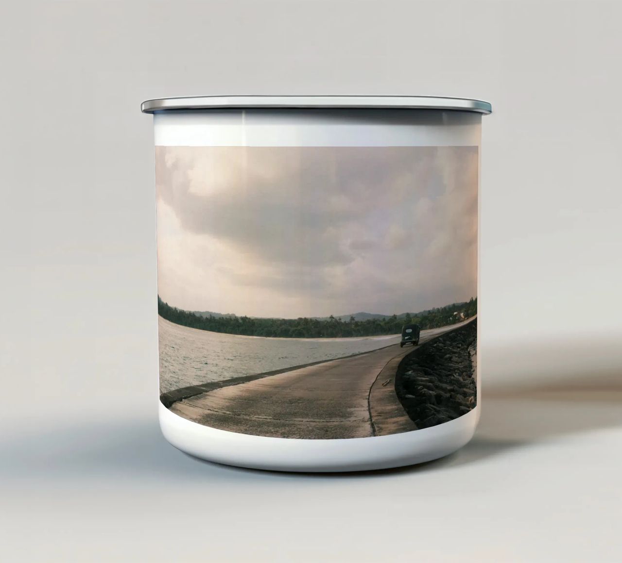 Tuk-Tuk by the Sea tazza in smalto da FujiPrints
