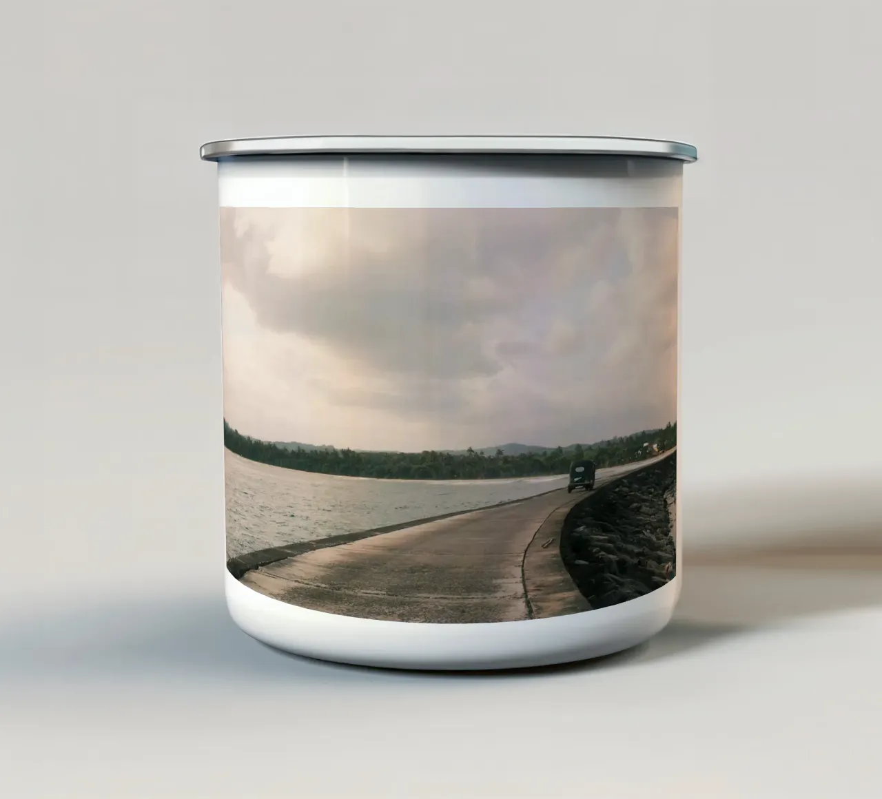 Tuk-Tuk by the Sea taza de esmalte de FujiPrints