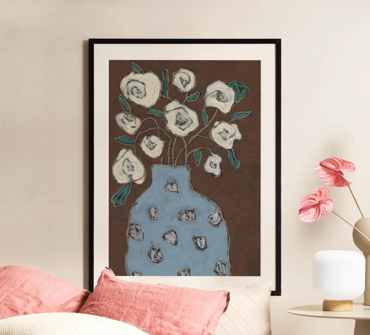 Vaso blu, rose bianche poster da Alisa Galitsyna