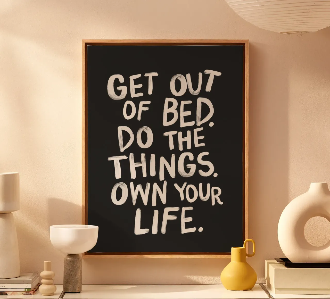 Alzati dal letto e fai le cose che fanno parte della tua vita Typografie tela con Cornice a cassetta da THE MOTIVATED TYPE