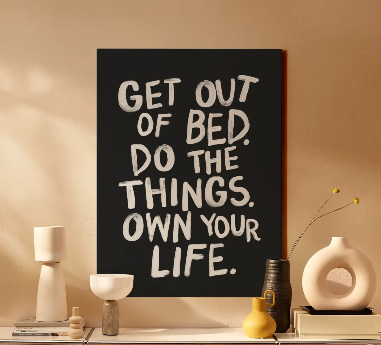 Alzati dal letto e fai le cose che fanno parte della tua vita Typografie tela con Cornice a cassetta da THE MOTIVATED TYPE