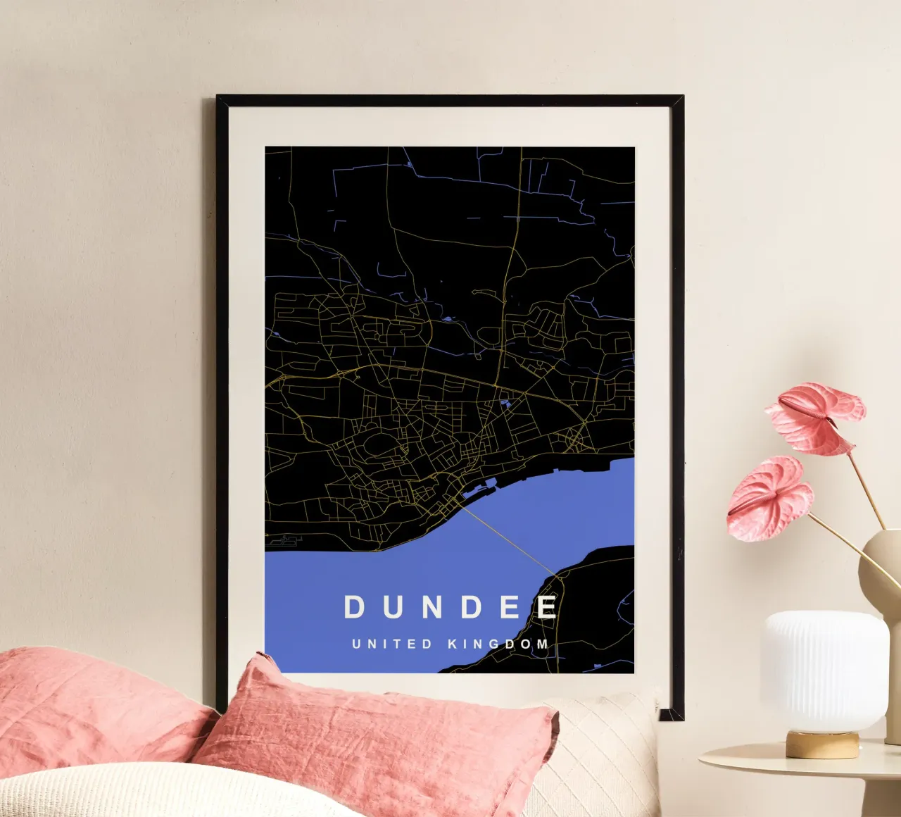 Mappa della città di Dundee Regno Unito nero e oro poster con telaio in alluminio da Cartographers Library