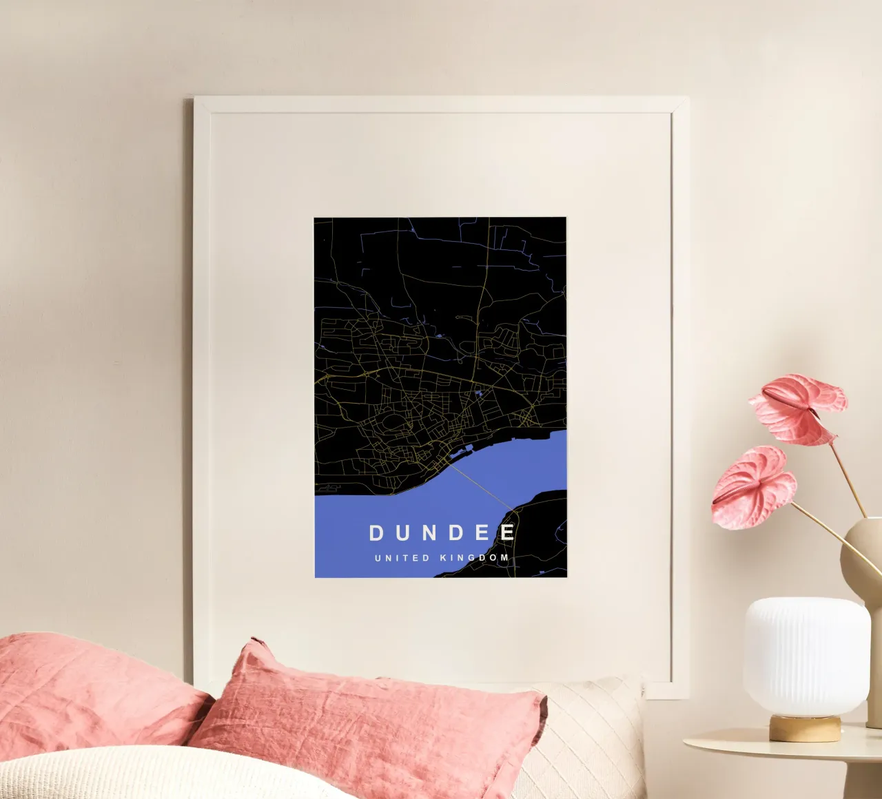 Mappa della città di Dundee Regno Unito nero e oro poster con telaio in alluminio da Cartographers Library