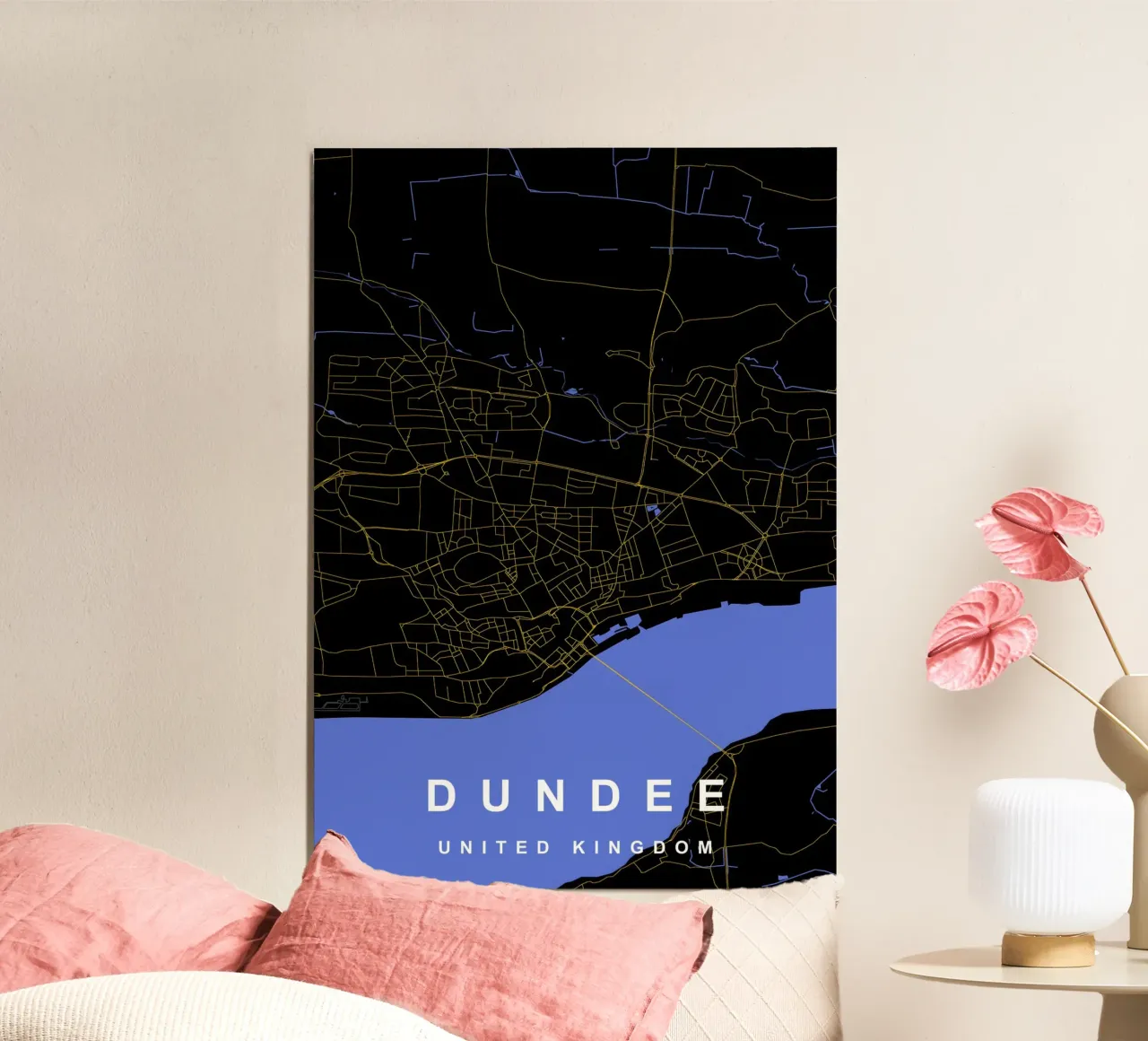 Mappa della città di Dundee Regno Unito nero e oro poster con telaio in alluminio da Cartographers Library