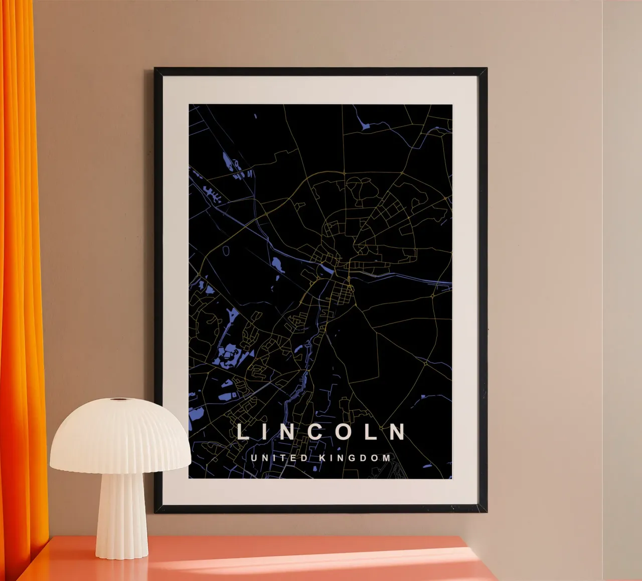 Mappa della città di Lincoln Regno Unito nero e oro poster con telaio in plastica da Cartographers Library