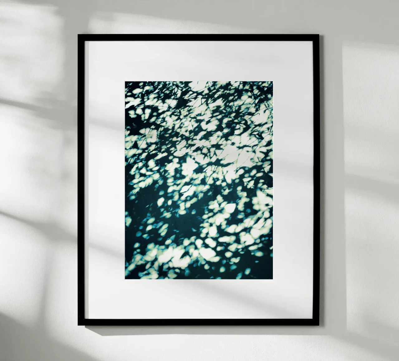 Wall Shadows Shibori (1) poster con telaio in legno da Angelo Cerantola