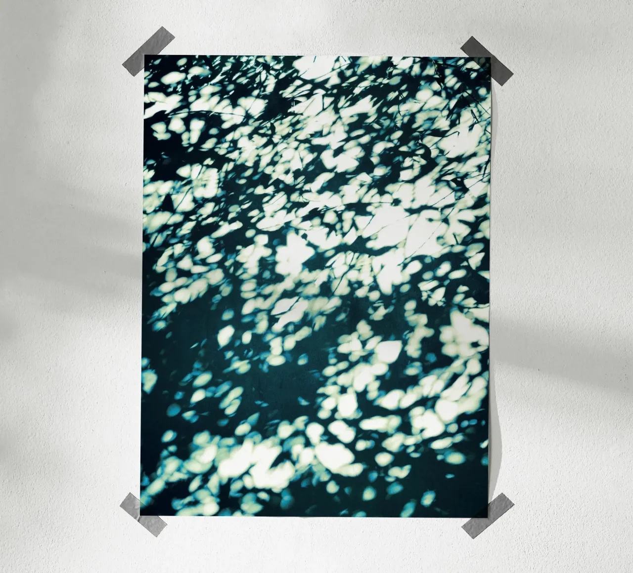 Wall Shadows Shibori (1) poster con telaio in legno da Angelo Cerantola