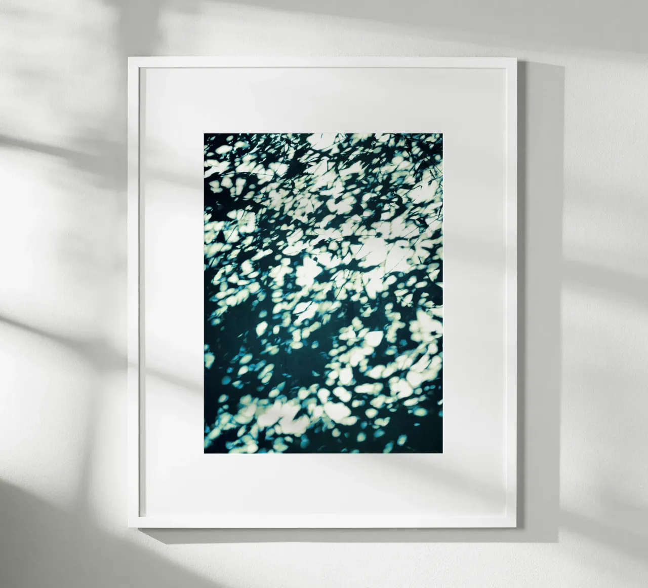 Wall Shadows Shibori (1) poster con telaio in legno da Angelo Cerantola