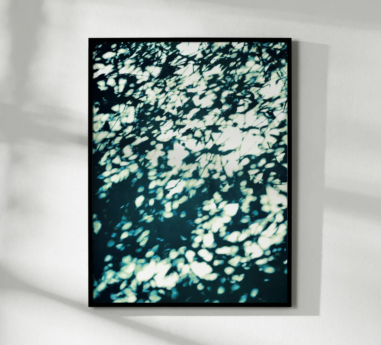 Wall Shadows Shibori (1) poster con telaio in legno da Angelo Cerantola