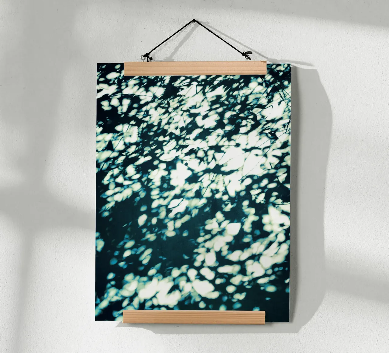 Wall Shadows Shibori (1) poster con telaio in legno da Angelo Cerantola