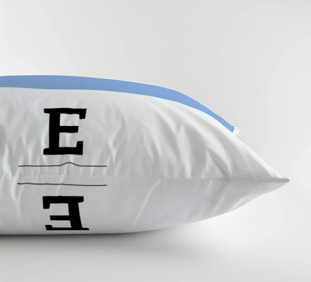 „The Food Alphabet“ - E like Egg cuscino da BLAEK Design Studio