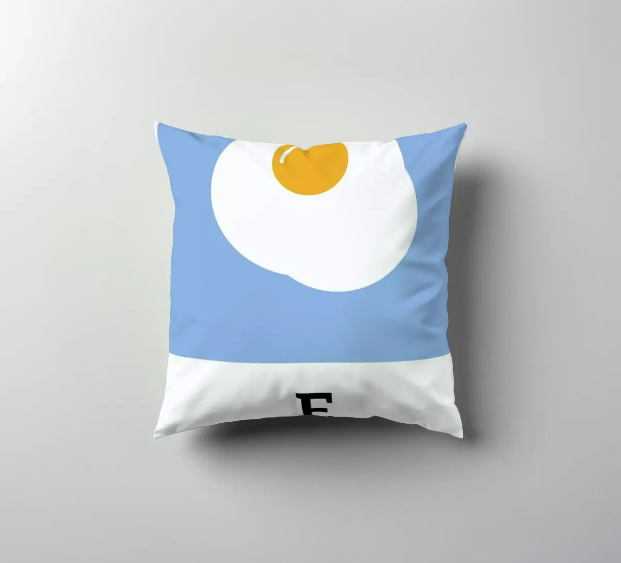 „The Food Alphabet“ - E like Egg cuscino da BLAEK Design Studio