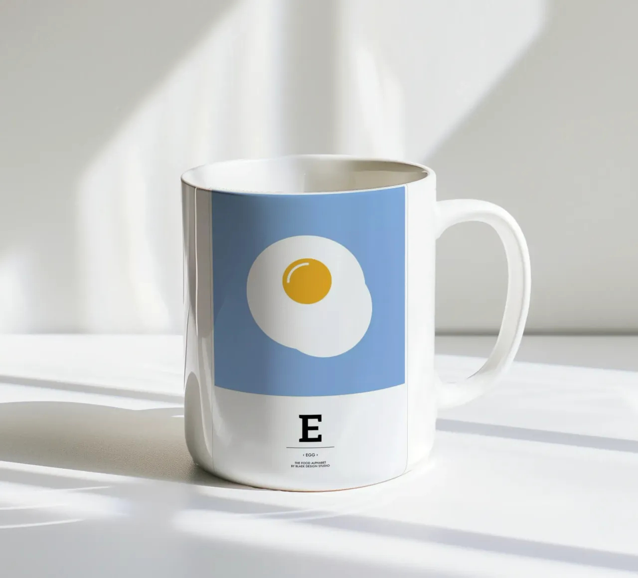 „The Food Alphabet“ - E like Egg tazza in ceramica da BLAEK Design Studio