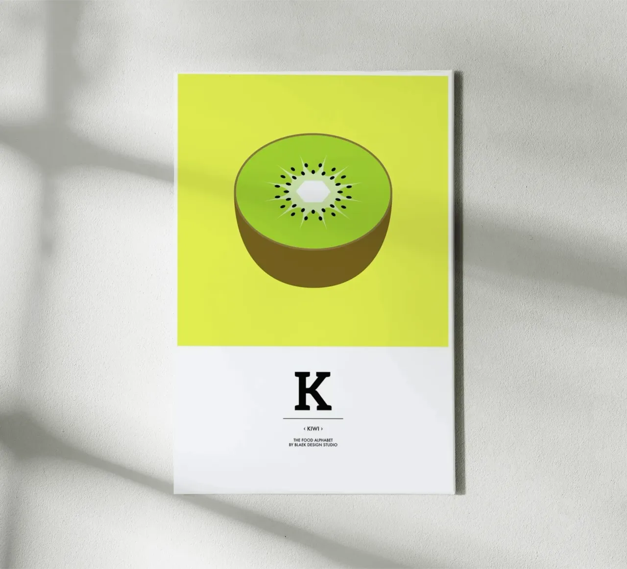„The Food Alphabet“ - K like Kiwi tela con Cornice a cassetta da BLAEK Design Studio