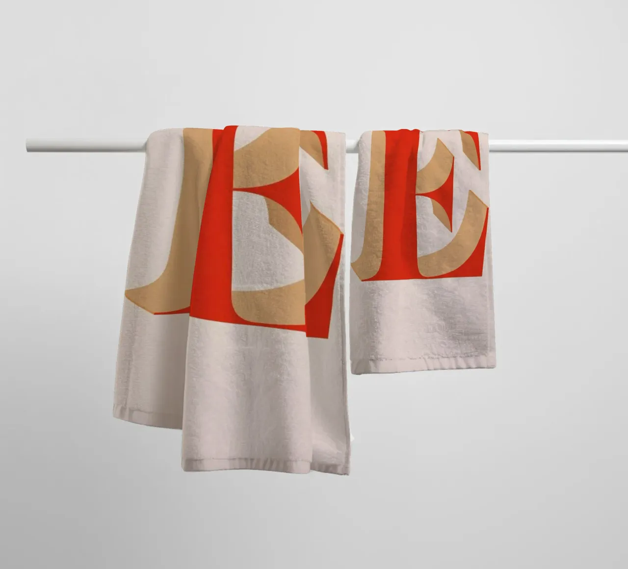 Red E badhanddoek van daylight design studio