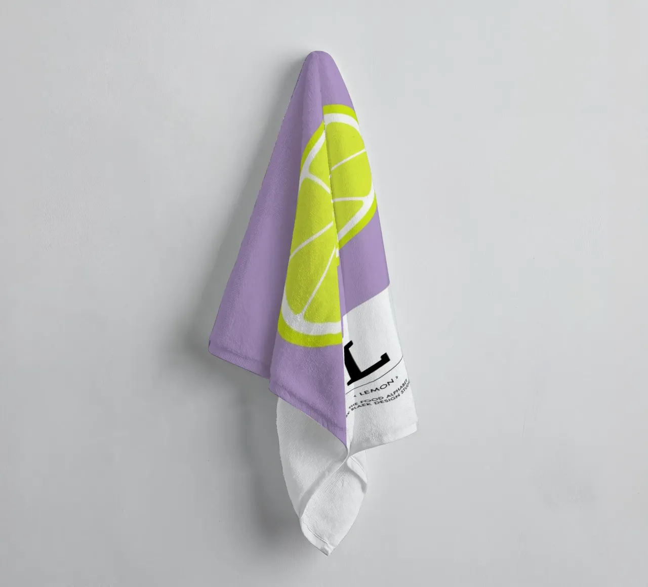 „The Food Alphabet“ - L like Lemon asciugamano da bagno da BLAEK Design Studio