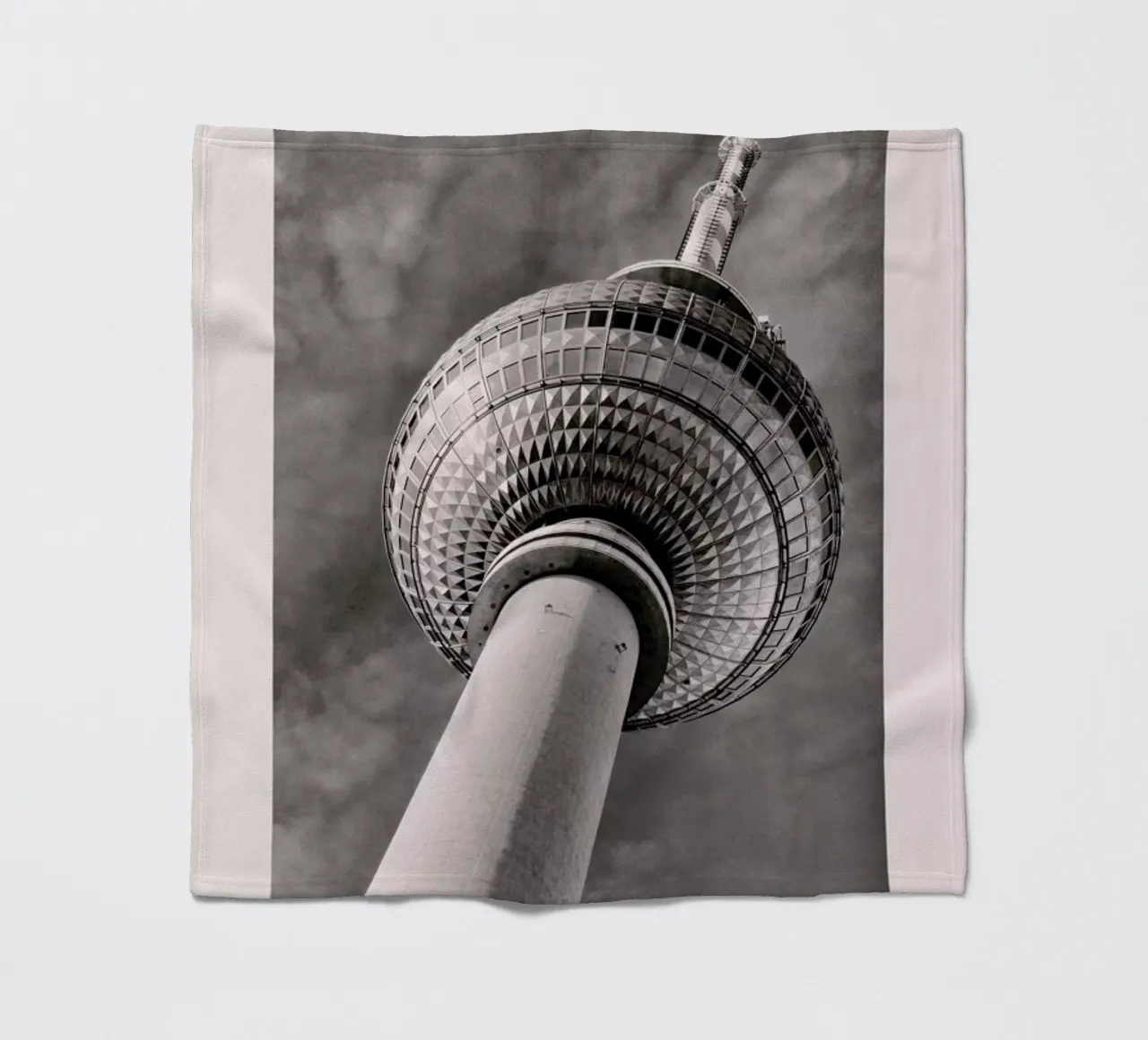 Berliner Fernsehturm coperta in pile da METROPOLIS
