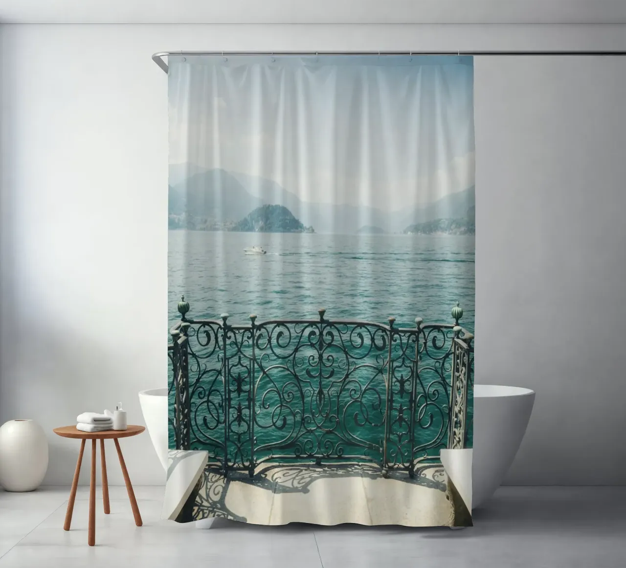 Vista sul lago di Como, poster di viaggio tenda da doccia da TheTravelClub