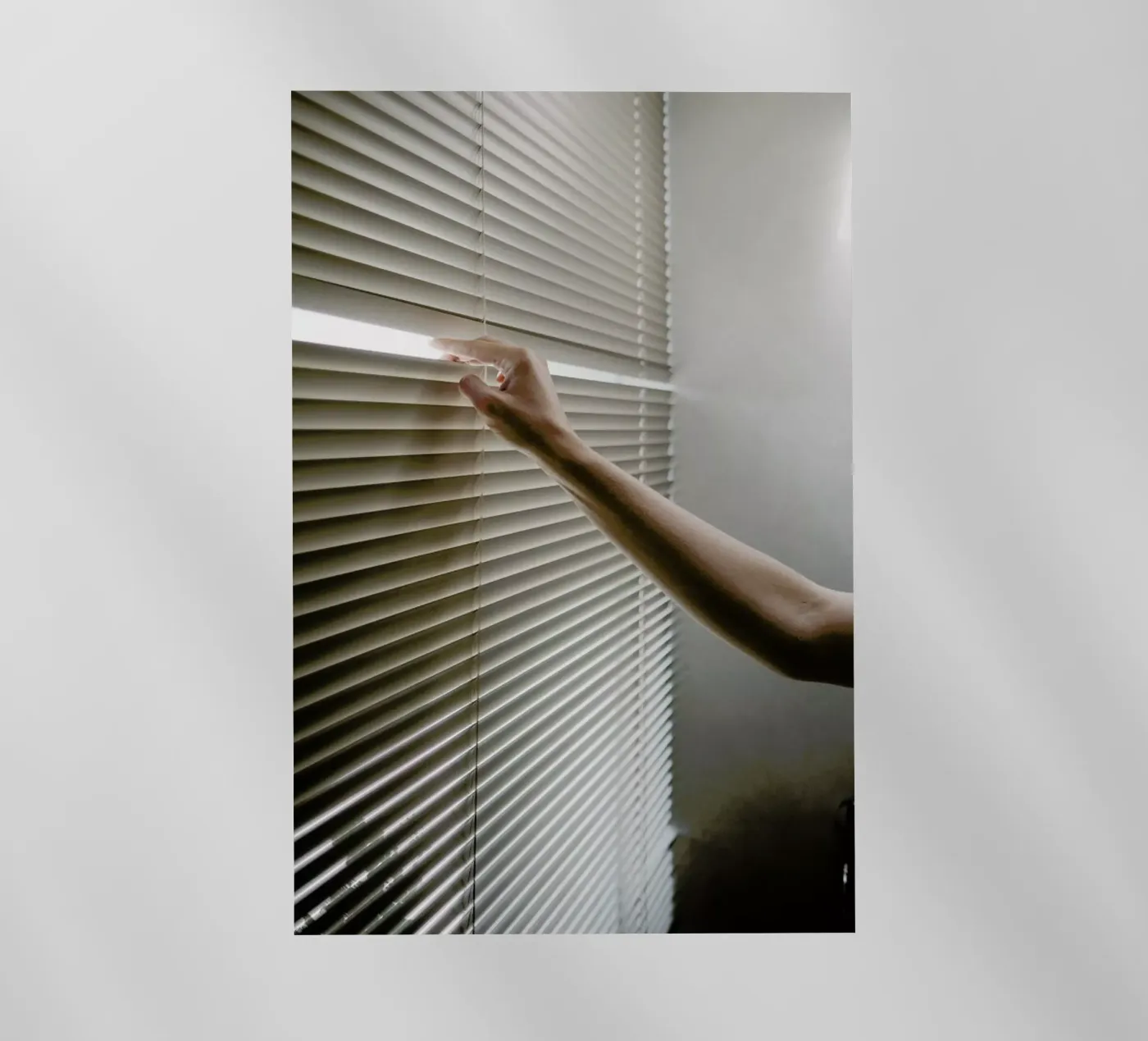Window Blinds pellicola backlit da Chris Abatzis