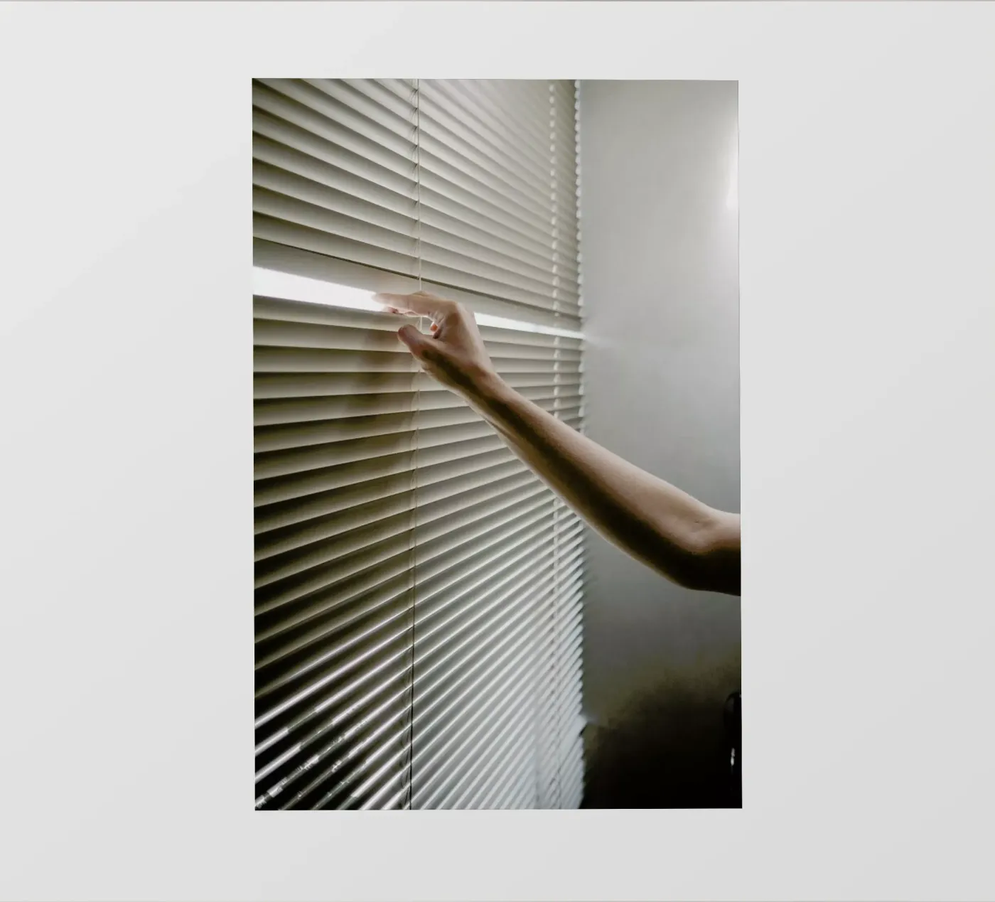 Window Blinds pellicola backlit da Chris Abatzis