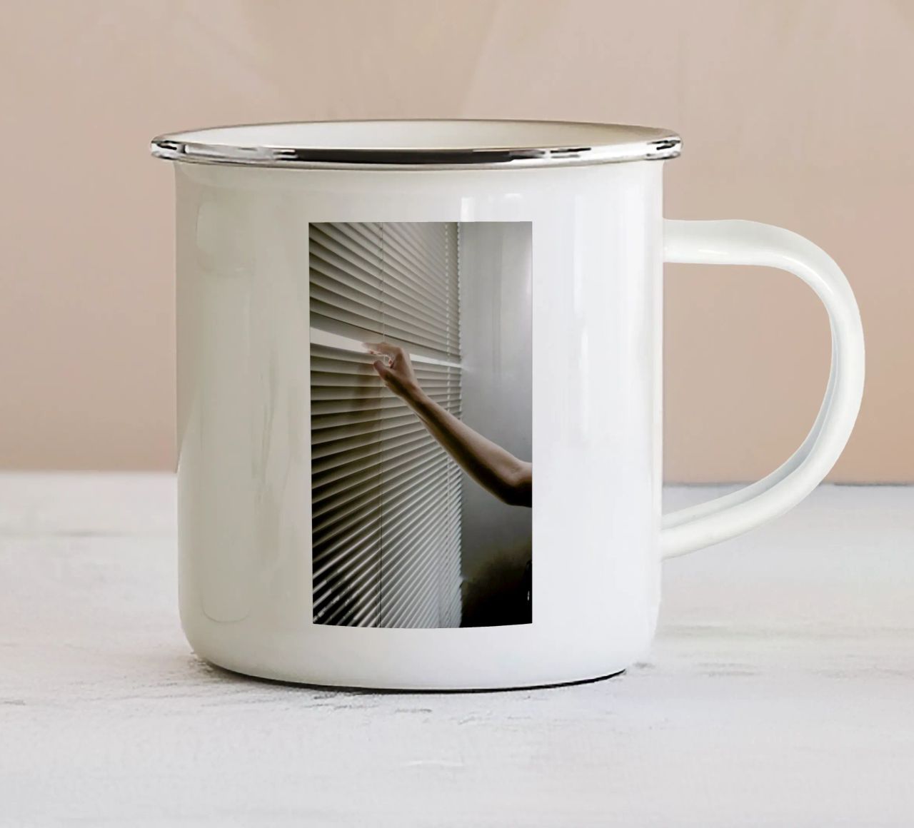 Window Blinds tazza in smalto da Chris Abatzis