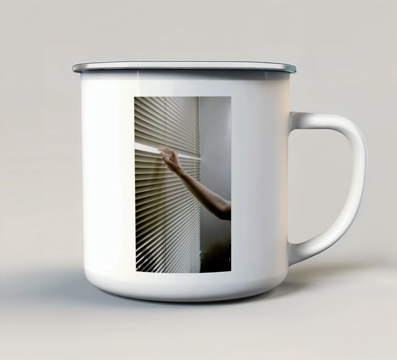 Window Blinds tazza in smalto da Chris Abatzis