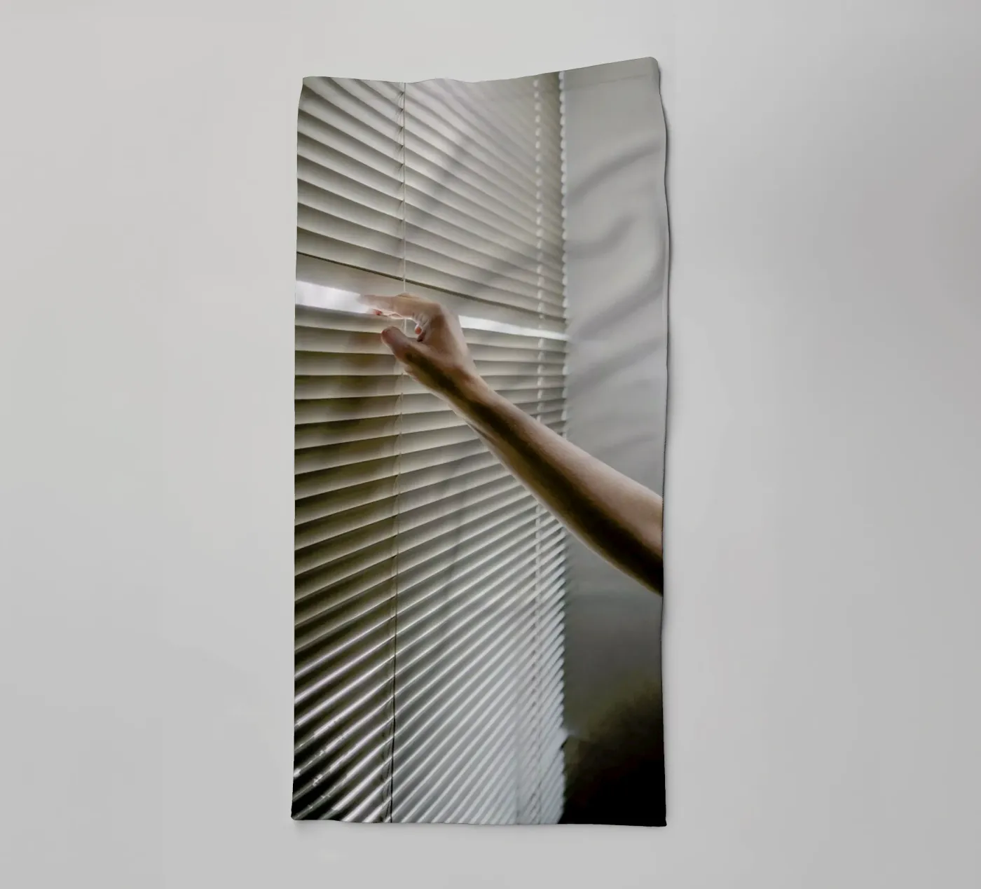 Window Blinds badhanddoek van Chris Abatzis