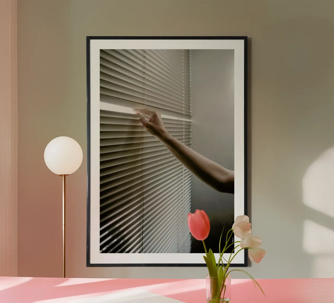 Window Blinds poster con telaio in legno da Chris Abatzis
