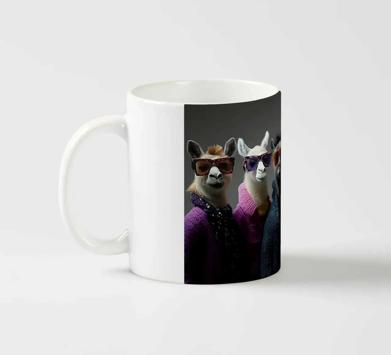 Alpaca che stanno al fresco tazza in ceramica da M-Ulrich-Digital Art