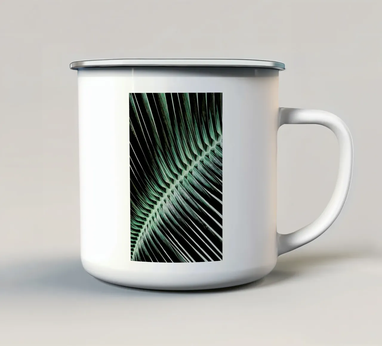 Curved Palm tazza in smalto da Flora & Fauna