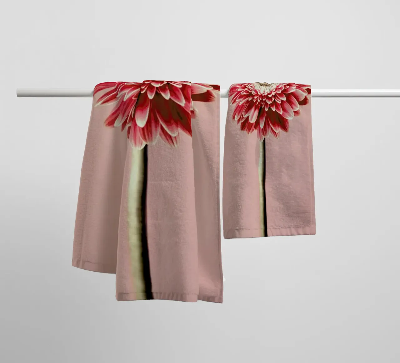 Red Barberton Daisy asciugamano da bagno da Flora & Fauna