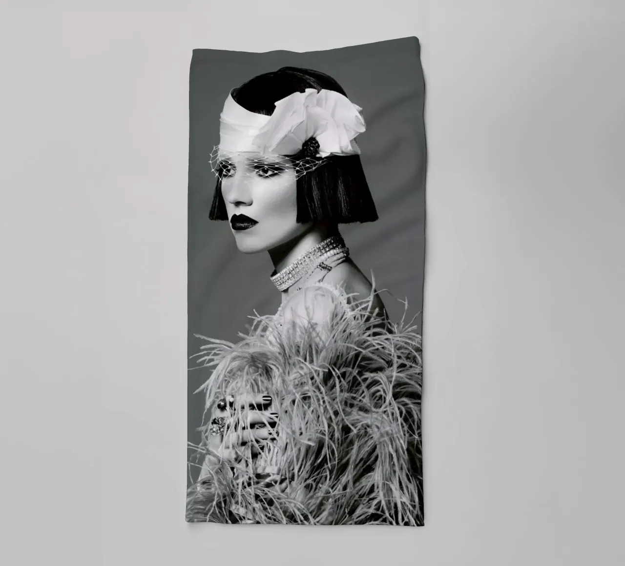 Feathers I toalla de baño de Runway Collective