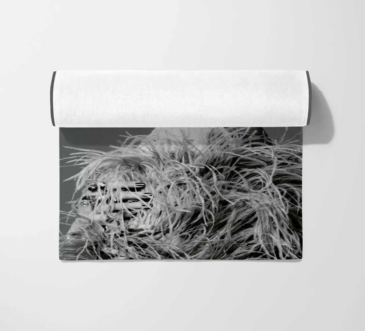 Feathers I toalla de playa de Runway Collective