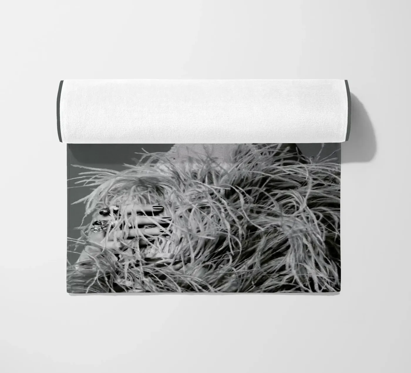 Feathers I telo mare da Runway Collective