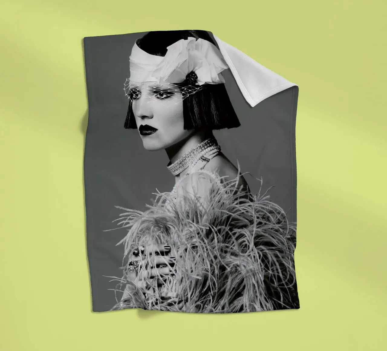 Feathers I coperta in pile da Runway Collective
