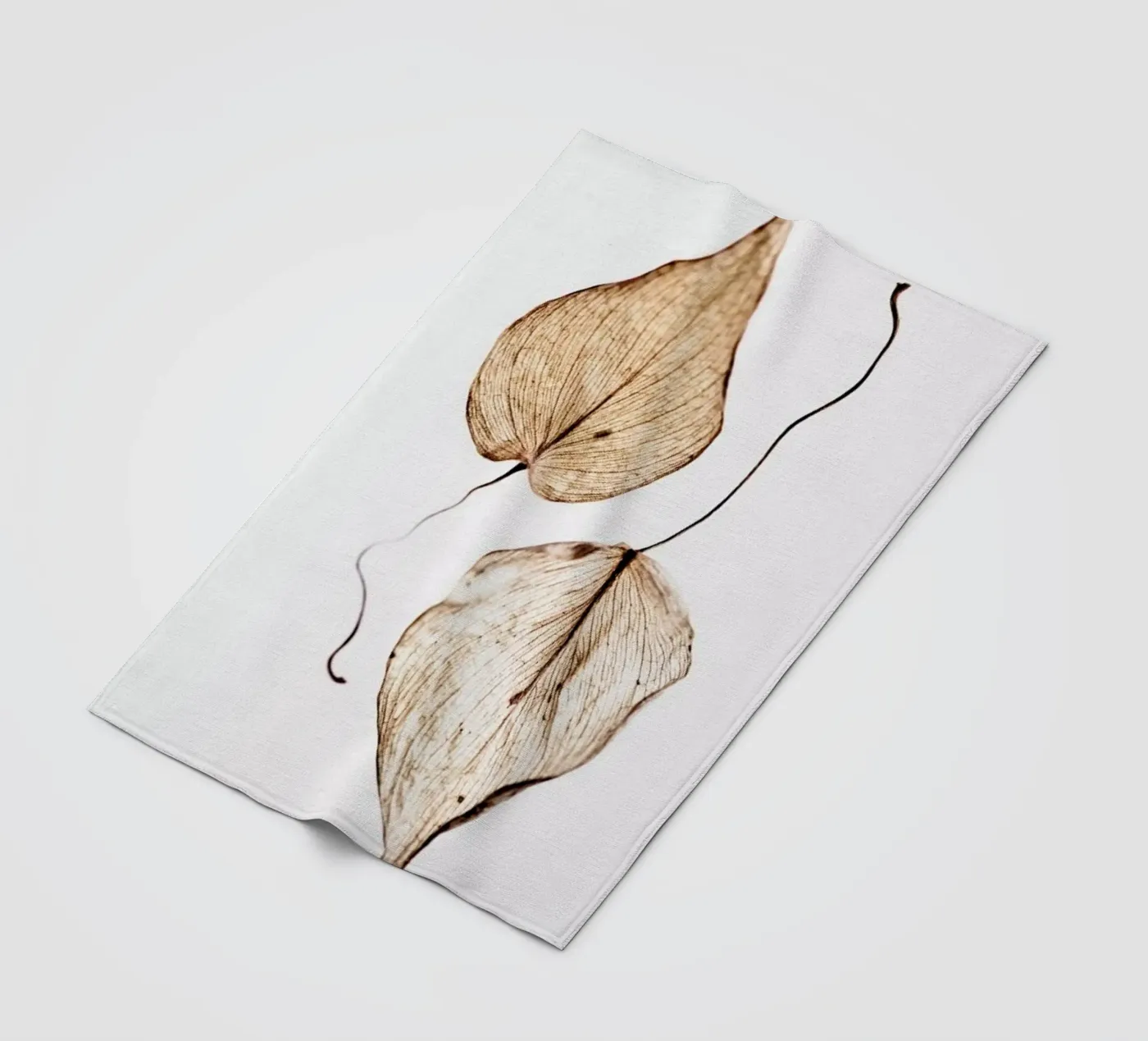 Delicate Leaves Fleecedecke von Flora & Fauna