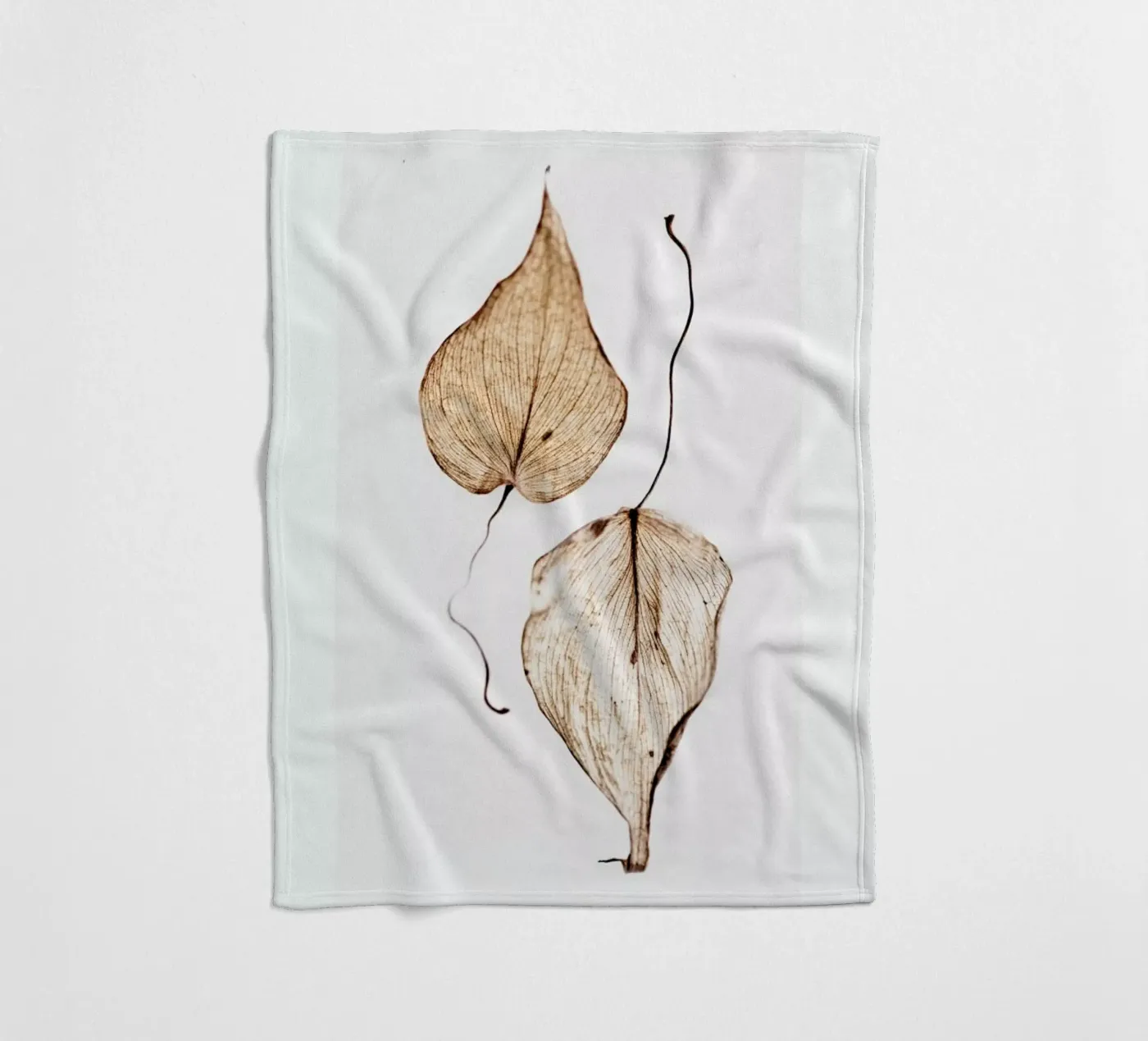 Delicate Leaves Fleecedecke von Flora & Fauna