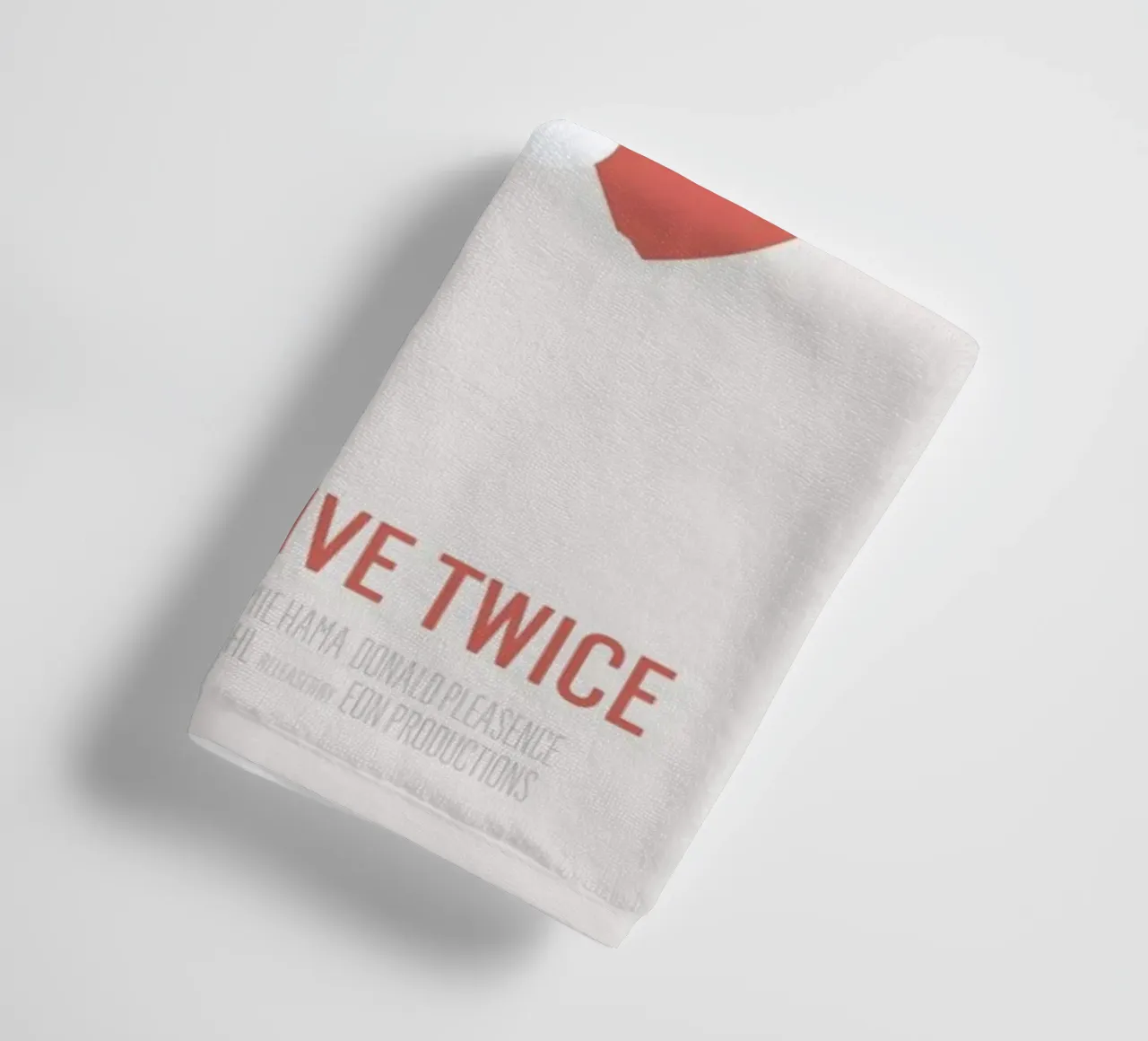 You Only Live Twice asciugamano da bagno da Bruno Morphet