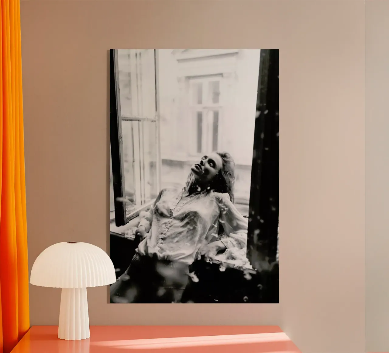 Reclining plexiglass da Runway Collective