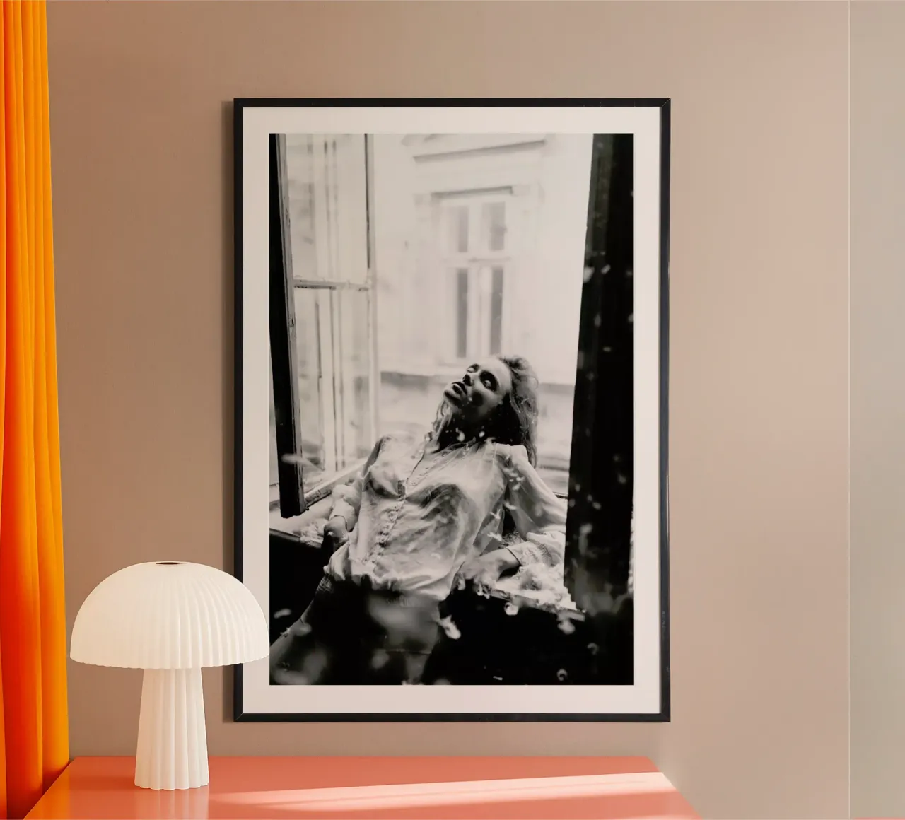 Reclining poster con telaio in alluminio da Runway Collective