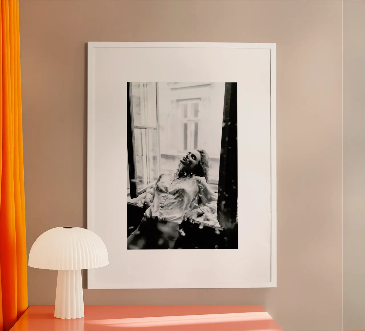 Reclining poster con telaio in alluminio da Runway Collective
