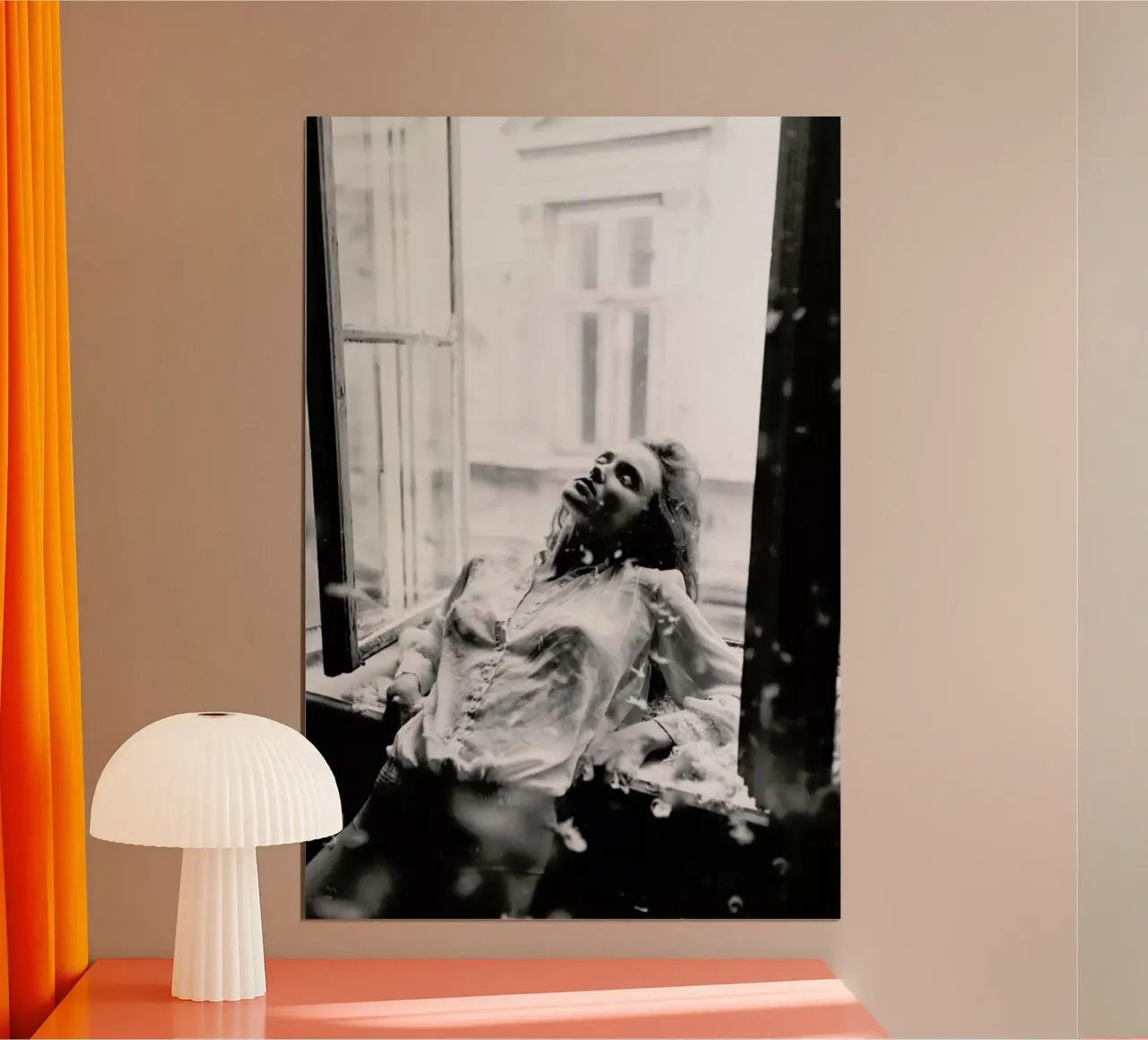 Reclining poster con telaio in alluminio da Runway Collective