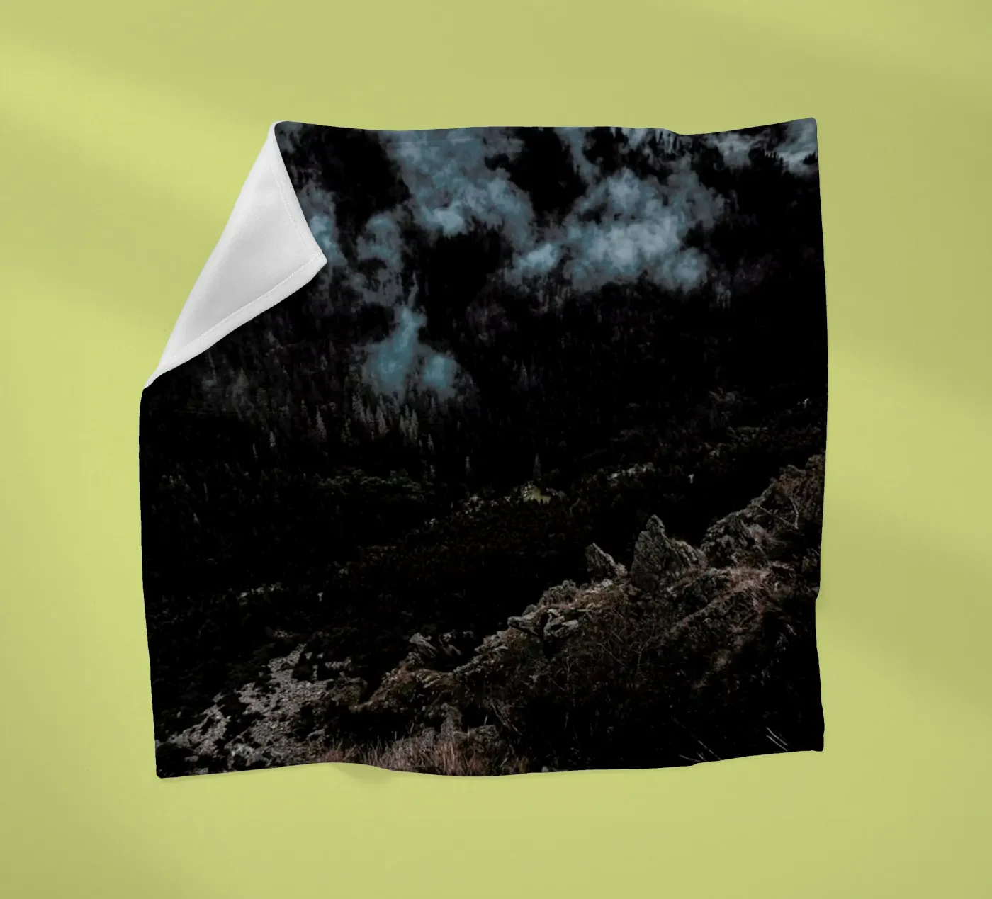 Trees and Clouds fleecedeken van Sebastian Hilgetag