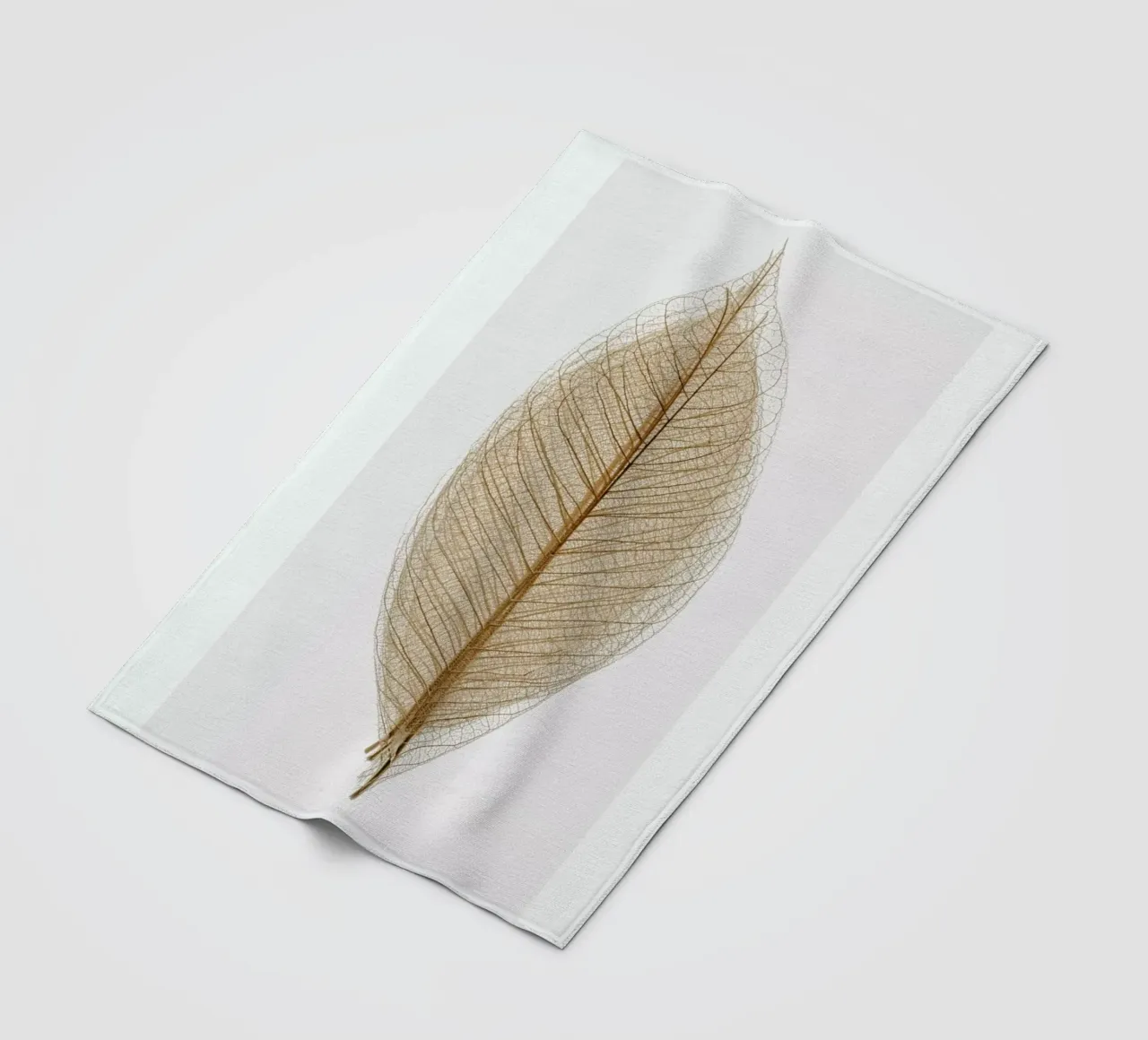 Skeleton of a Leaf II coperta in pile da Flora & Fauna