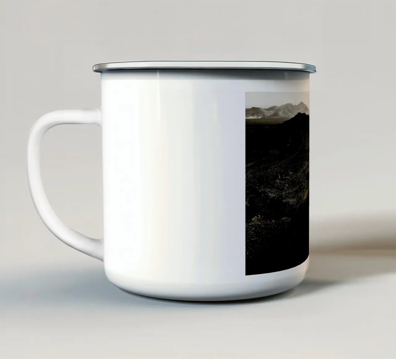 Volcanic Landscape II tazza in smalto da Chris Abatzis