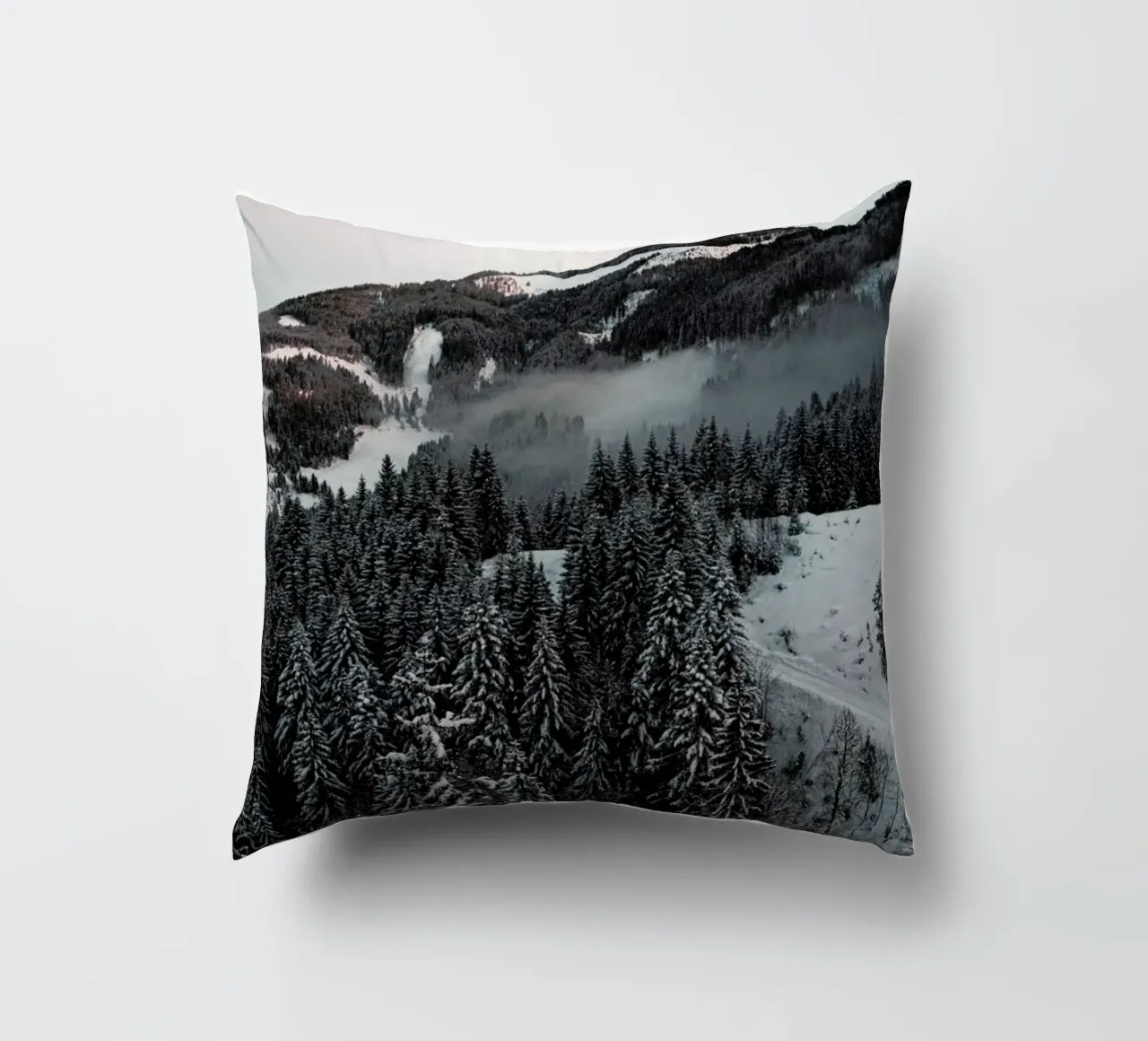 Street Through the Forest cuscino da Sebastian Hilgetag