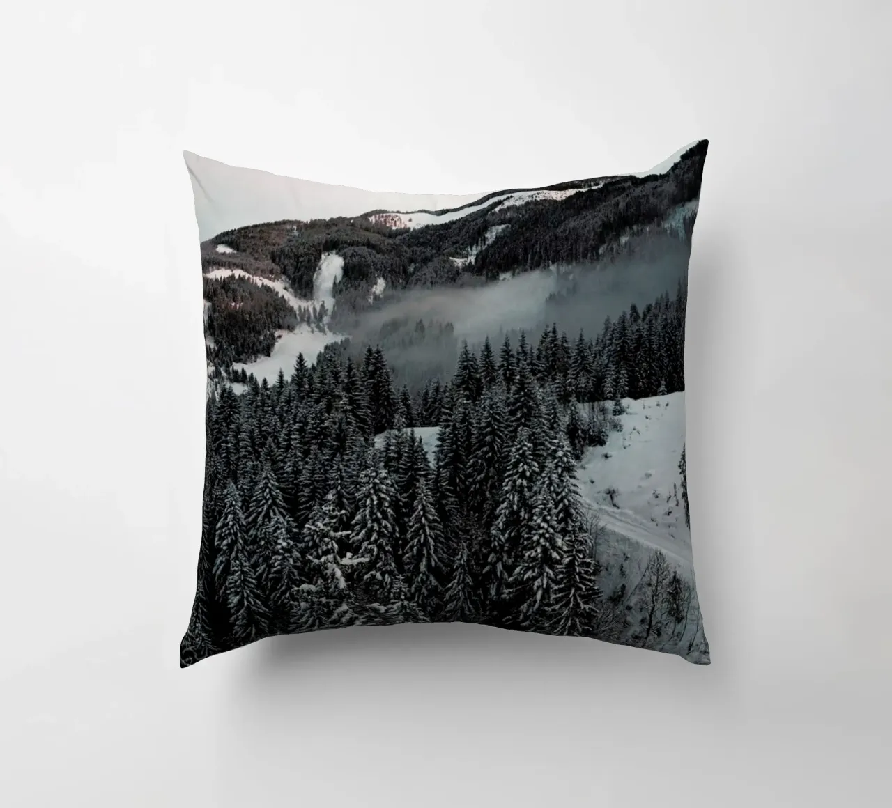 Street Through the Forest cuscino da Sebastian Hilgetag