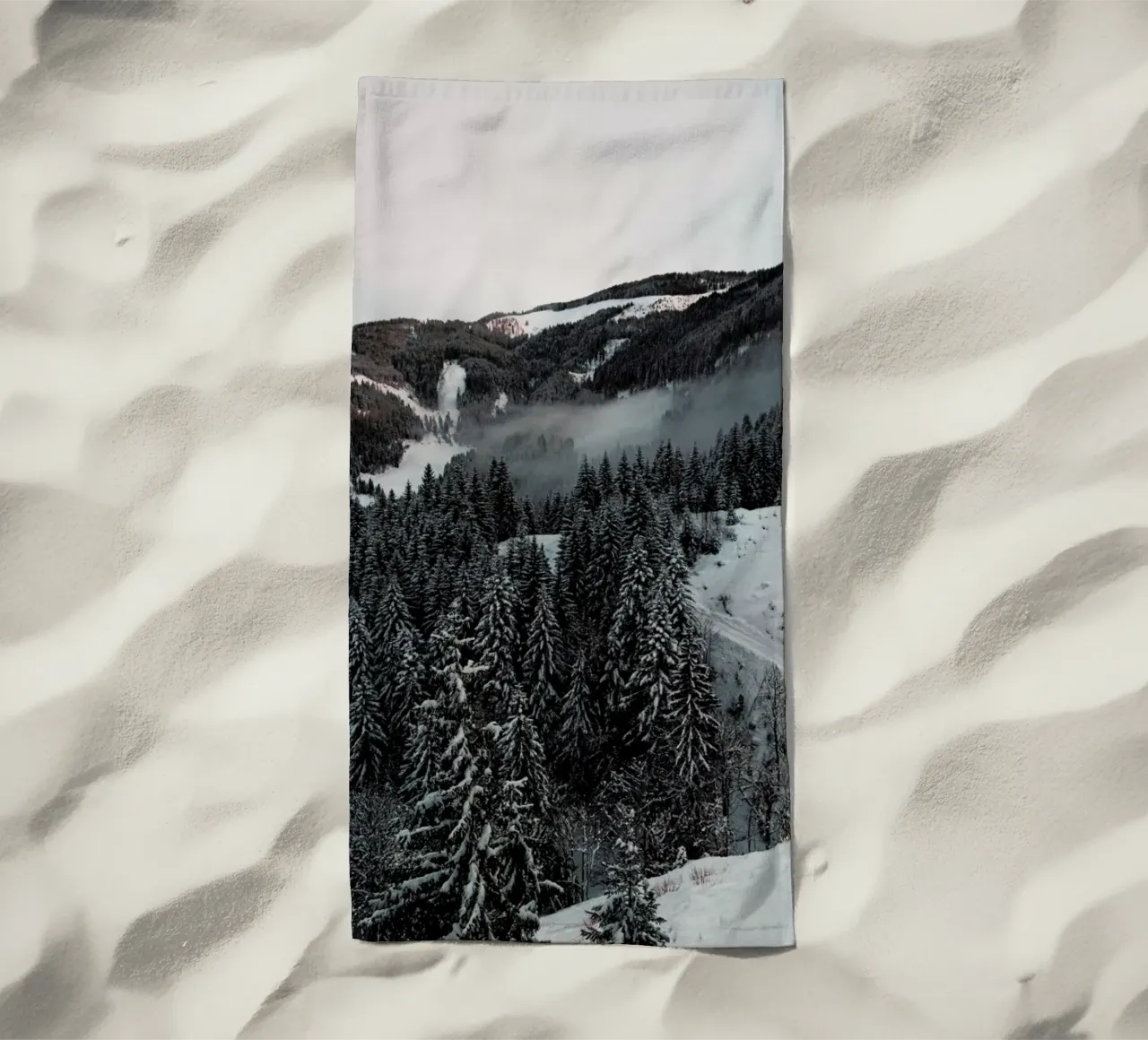 Street Through the Forest serviette de plage de Sebastian Hilgetag